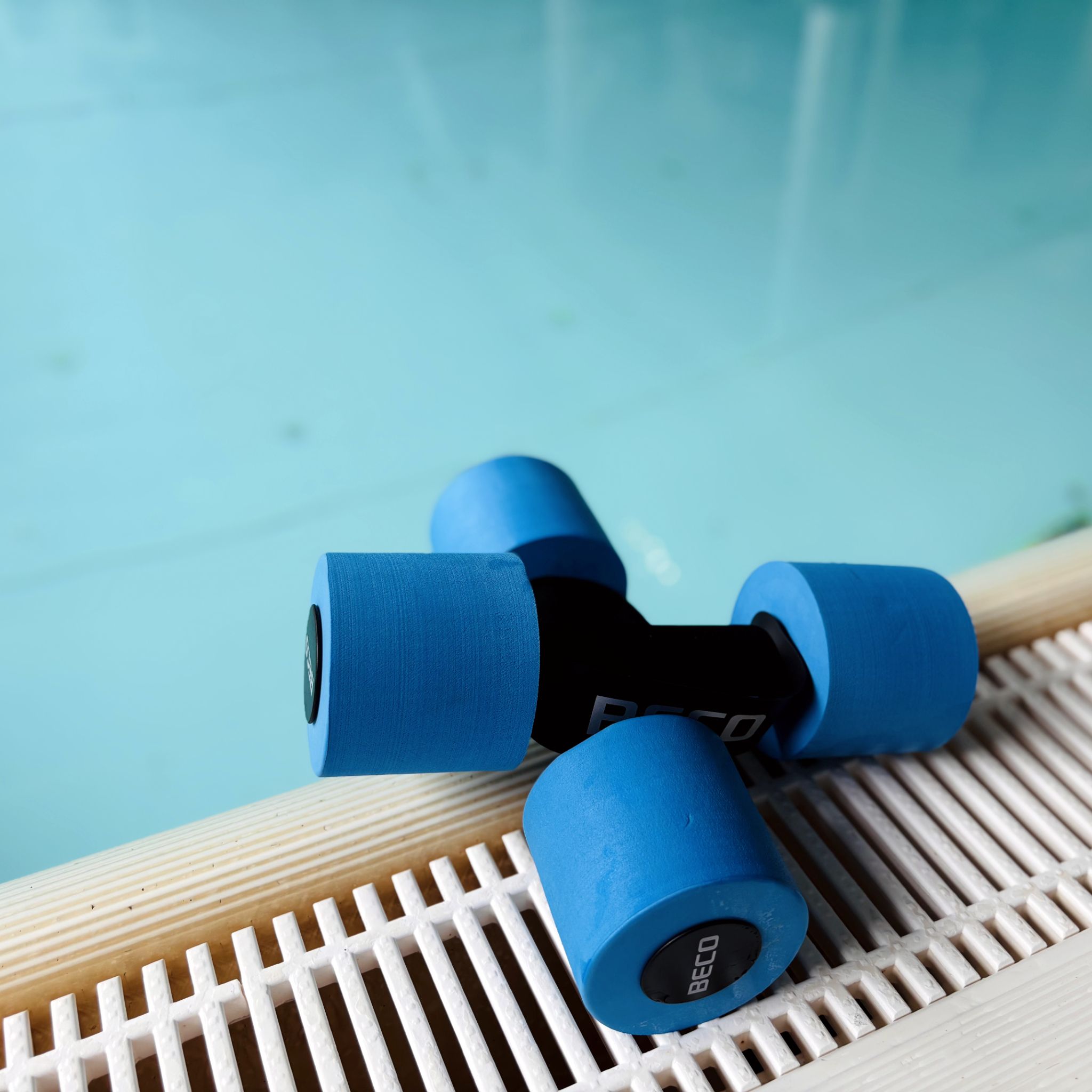 Aqua-Hanteln am Pool