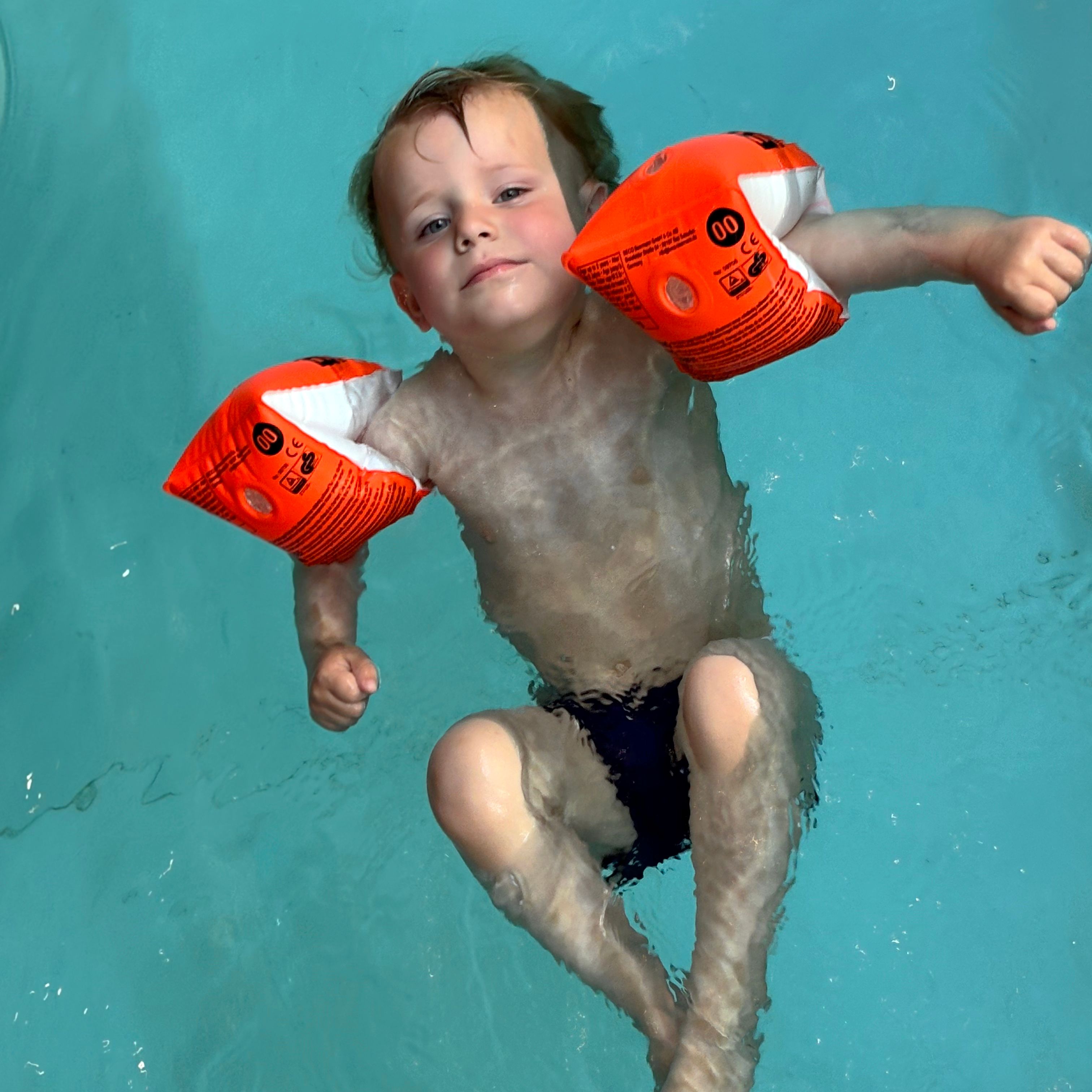 Ein Kind beim Schwimmen im Bad